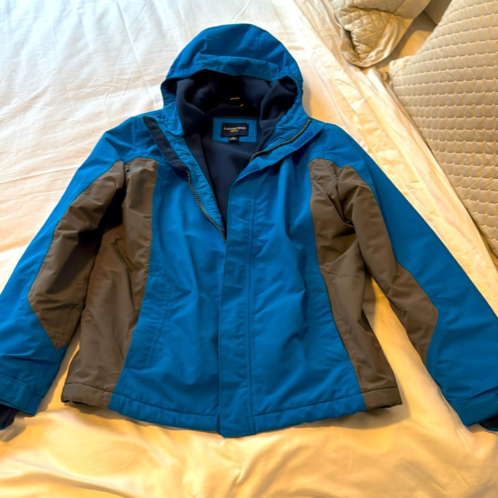 Land’s End squall kids coat. Fleece lined. Excellent condition. Size large.